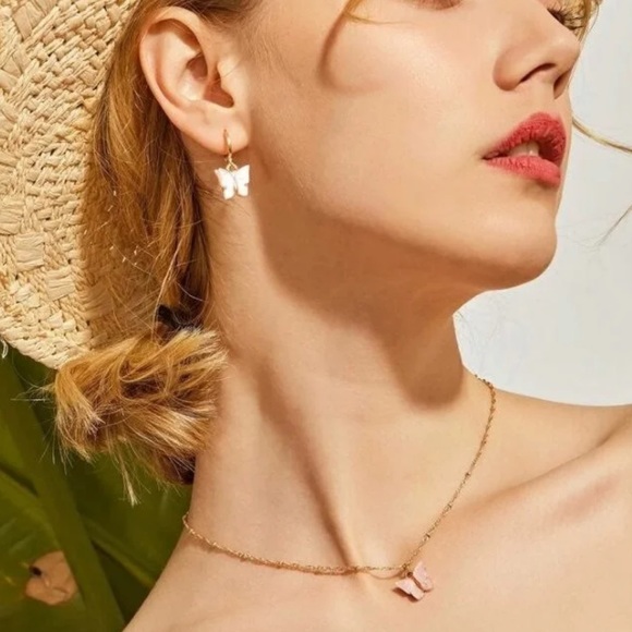 🔥3/$25🔥3 Piece Butterfly Charm Necklace Set - Picture 8 of 8